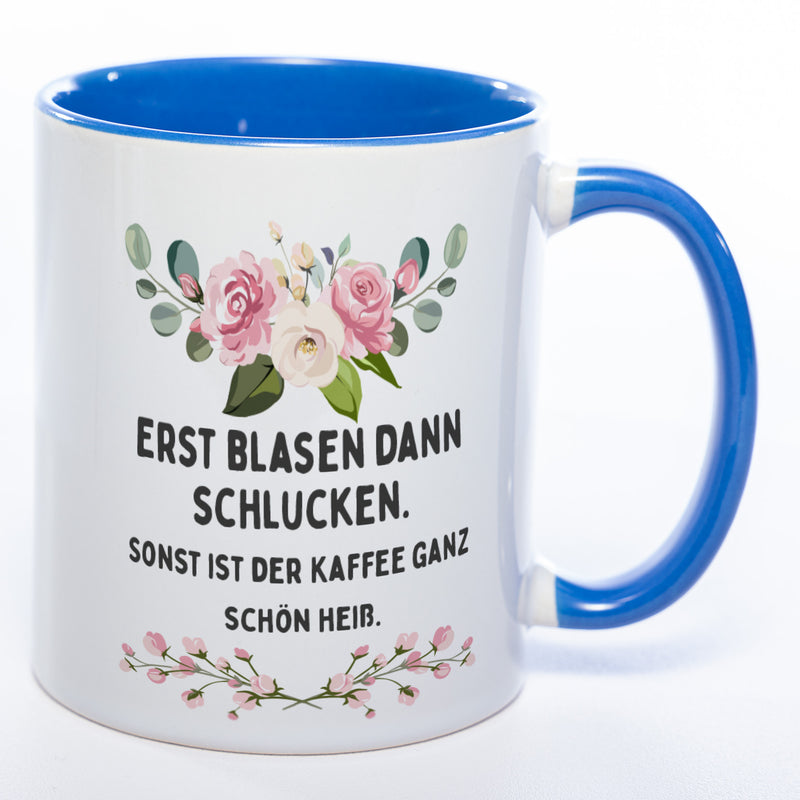 Blümchen-Tasse mit Spruch "Erst blasen dann schlucken. Sonst ist der Kaffee ganz schön heiß." - Lustige Kaffeetasse spülmaschinenfest