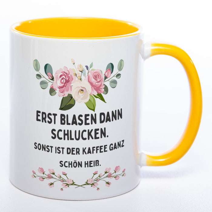 Blümchen-Tasse mit Spruch "Erst blasen dann schlucken. Sonst ist der Kaffee ganz schön heiß." - Lustige Kaffeetasse spülmaschinenfest