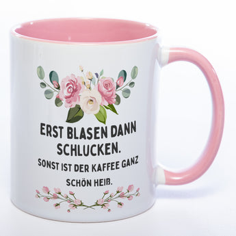 Blümchen-Tasse mit Spruch "Erst blasen dann schlucken. Sonst ist der Kaffee ganz schön heiß." - Lustige Kaffeetasse spülmaschinenfest