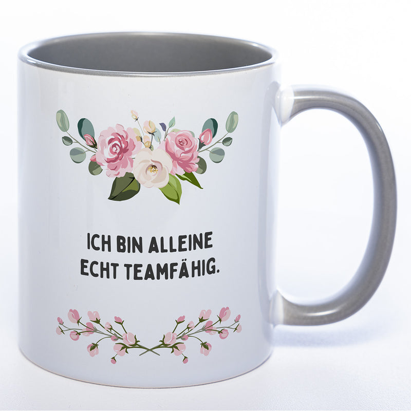 Blümchen-Tasse mit Spruch "Ich bin alleine echt teamfähig." - Lustige Kaffeetasse spülmaschinenfest