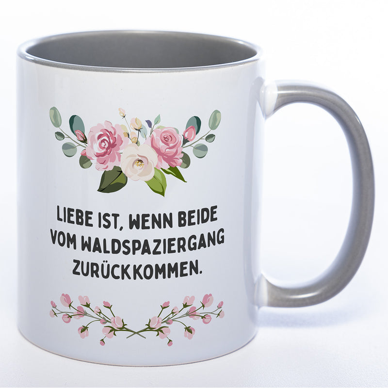 Blümchen-Tasse mit Spruch "Liebe ist, wenn beide vom Waldspaziergang zurückkommen." - Lustige Kaffeetasse spülmaschinenfest