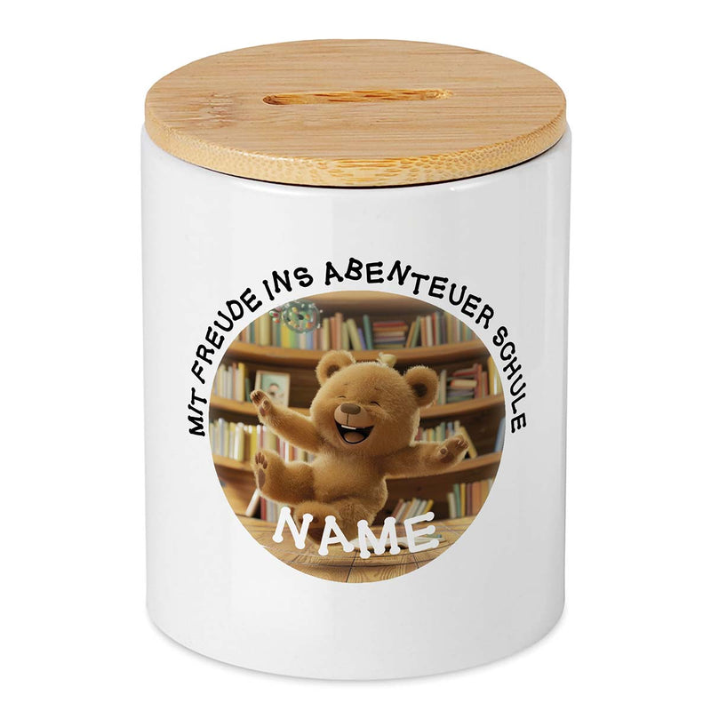 Keramikspardose mit Bambusdeckel zum Öffnen in weiß mit Bär und text Mit Freude ins Abenteuer Schule und Wunschname