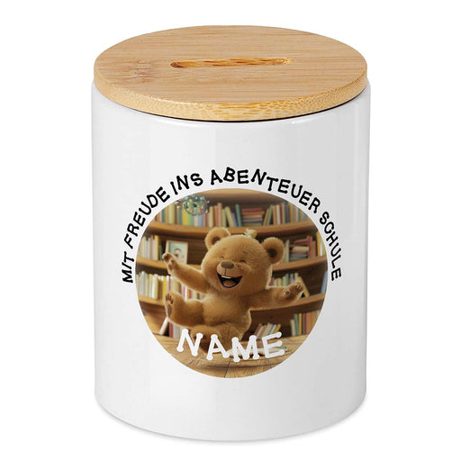 Keramikspardose mit Bambusdeckel zum Öffnen in weiß mit Bär und text Mit Freude ins Abenteuer Schule und Wunschname
