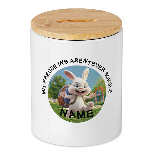 Keramikspardose mit Bambusdeckel zum Öffnen in weiß mit Hase und Text Mit Freude ins Abenteuer Schule und Wunschname