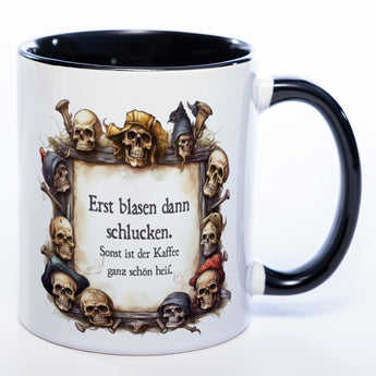 Totenkopf-Tasse mit Spruch "Erst blasen dann schlucken. Sonst ist der Kaffee ganz schön heiß." - Lustige Kaffeetasse spülmaschinenfest