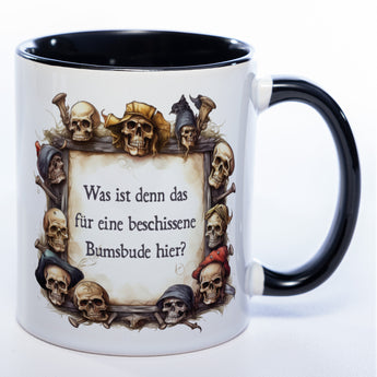 Totenkopf-Tasse mit Spruch "Was ist denn das für eine beschissene Bumsbude hier?" - Lustige Kaffeetasse spülmaschinenfest