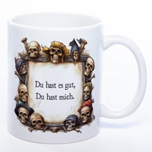 Lade das Bild in den Galerie-Viewer, Totenkopf-Tasse mit Spruch &quot;Du hast es gut, Du hast mich.&quot; - Lustige Kaffeetasse spülmaschinenfest
