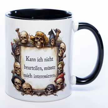 Totenkopf-Tasse mit Spruch "Kann ich nicht beurteilen, müsste mich interessieren." - Lustige Kaffeetasse spülmaschinenfest